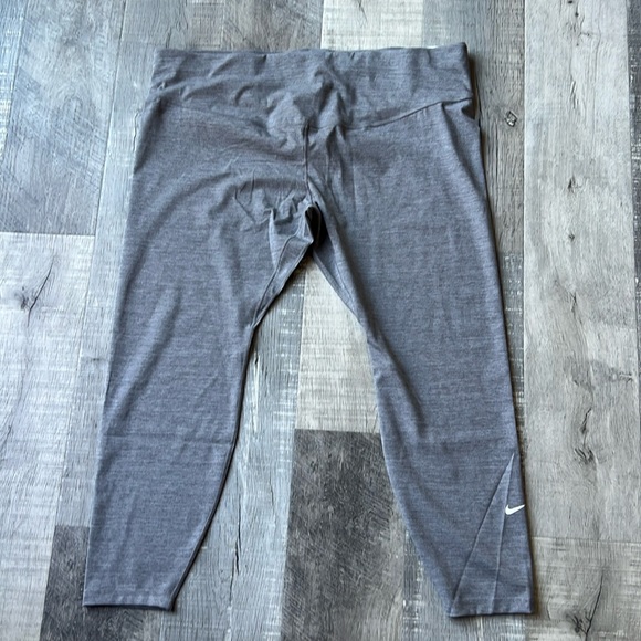 Nike One Women's Mid-Rise Crop Leggings 🖤🖤 - Picture 2 of 6